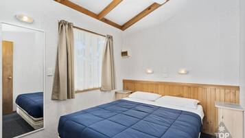Deluxe Poolside 2 Bedroom Cabin