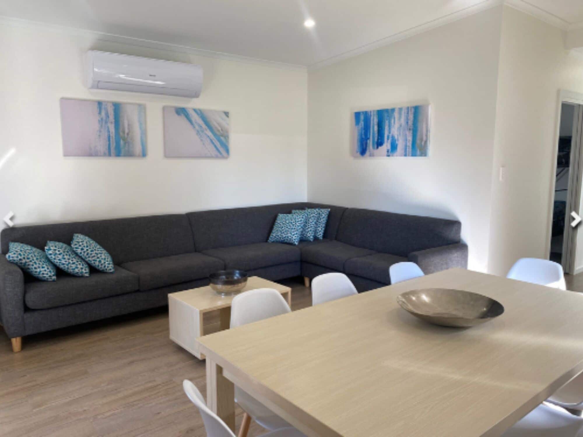 Deluxe Poolside 3 Bedroom Cabin | Wohnbereich