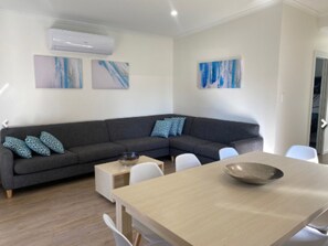 Deluxe Poolside 3 Bedroom Cabin | 起居區 | 電視、 DVD 播放機