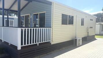 Deluxe Poolside 2 Bedroom Cabin | Terrass/Patio