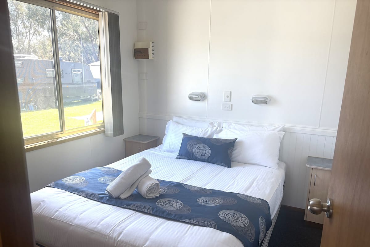 Deluxe Poolside 2 Bedroom Cabin | Bed sheets