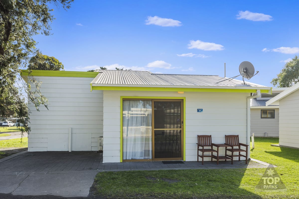 Superior Poolside 2 Bedroom Cabin