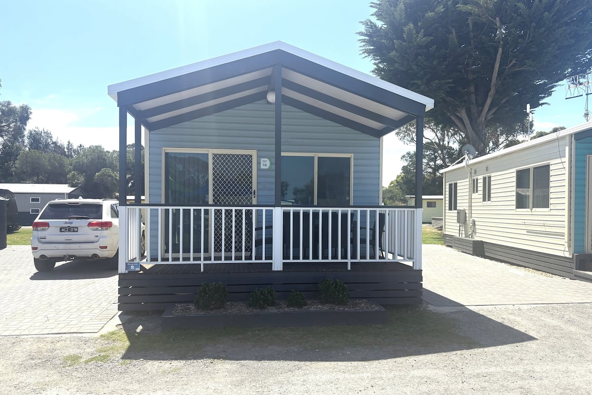 Deluxe Poolside 2 Bedroom Cabin | Terrass/Patio