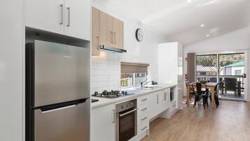 Stuga Deluxe - 2 sovrum | Eget kök | Stort kylskÄp, mikrovÄgsugn, spishÀll och vattenkokare