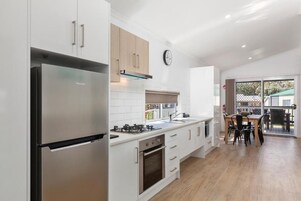 Refrigerador con freezer, microondas, placa de cocina