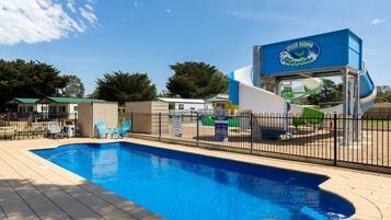 2 outdoor pools, pool loungers