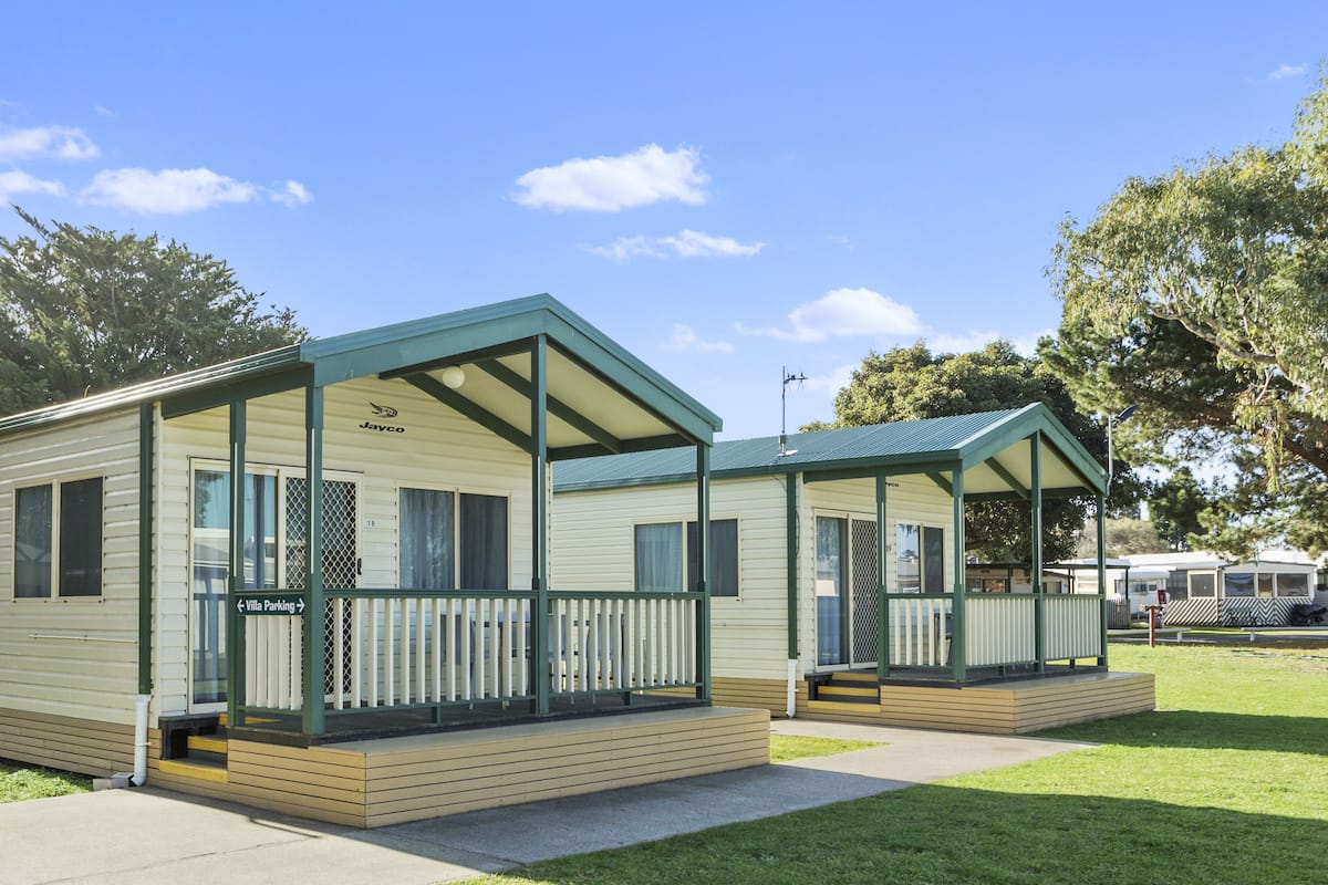 Deluxe Poolside 2 Bedroom Cabin