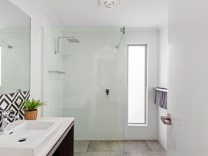 Lakeside Villa | Bathroom | Towels - Blue Lake Holiday Park  (Mount Gambier)