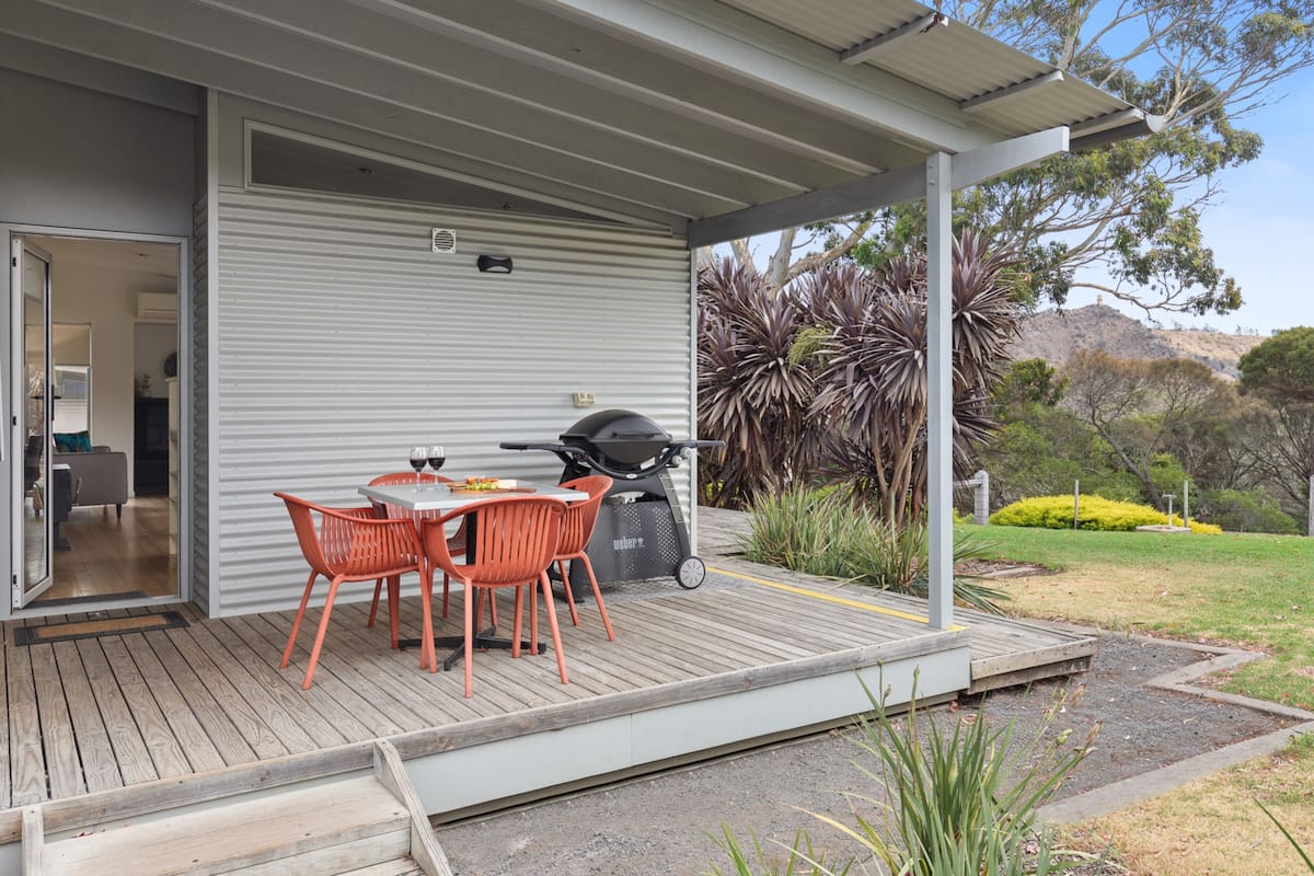 Retreats | 2 bedrooms, iron/ironing board, free WiFi, bed sheets