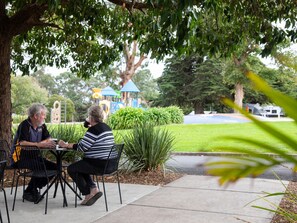 Outdoor dining - Blue Lake Holiday Park  (Mount Gambier)