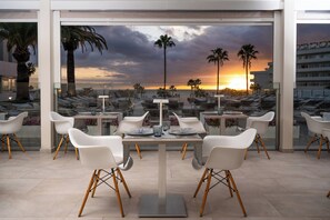 2 restaurantes; se sirven desayunos, almuerzos y cocina internacional 