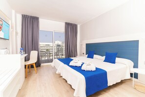 Caja fuerte, escritorio, cortinas opacas y wifi gratis