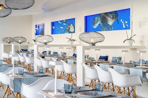 2 ristoranti, aperti a colazione e a pranzo, cucina internazionale