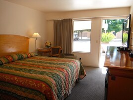 Deluxe Room, 1 King Bed | Desk, free WiFi, bed sheets