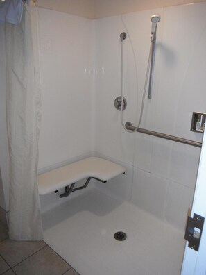 Shower, perlengkapan mandi gratis, pengering rambut, dan handuk