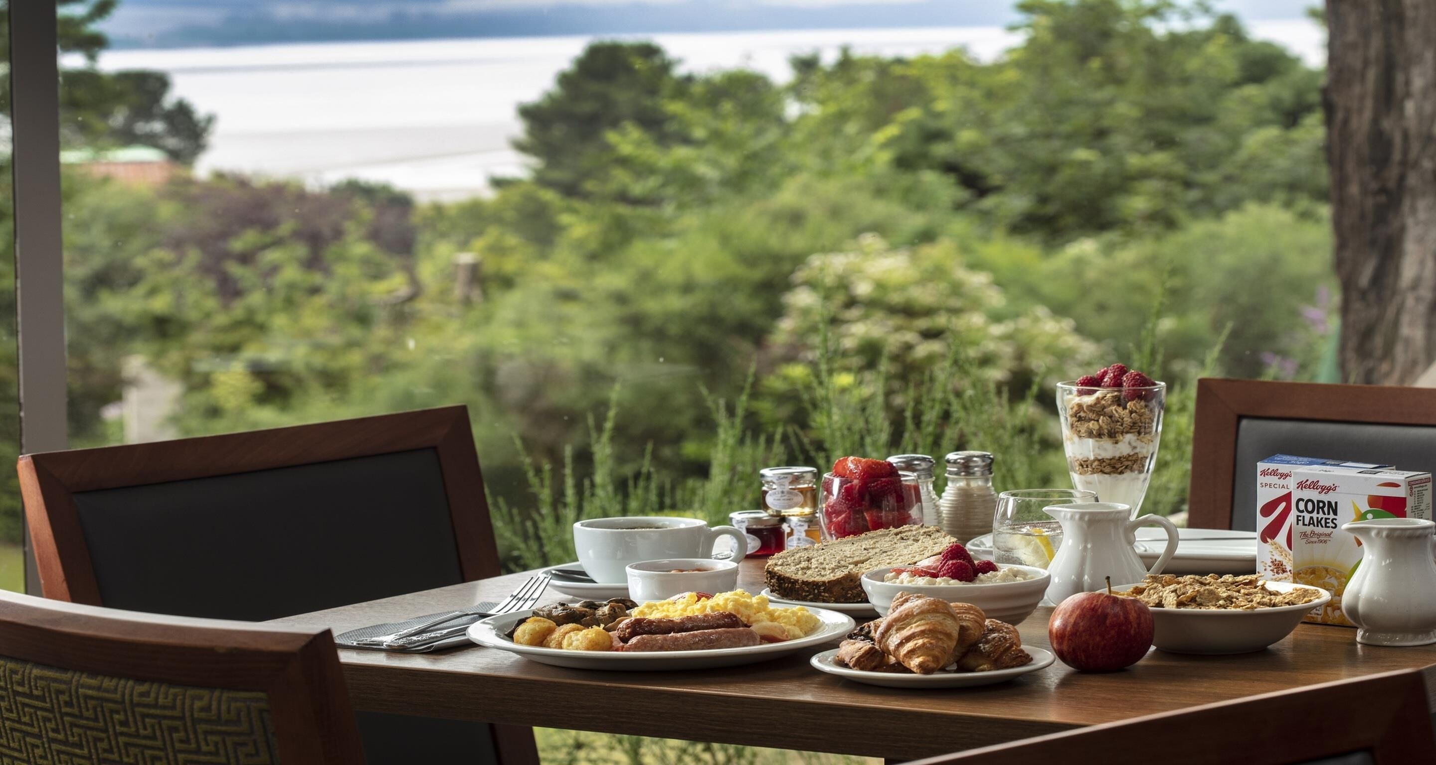 Frukost och lunch serveras, njut av de goda smakerna från lokala rätter.