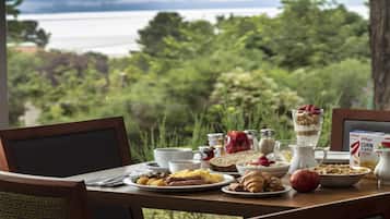 Serveert ontbijt, lunch, diner, lokale gerechten