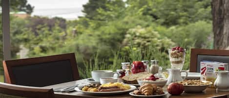 Frokost, lunsj og middag serveres, lokale retter