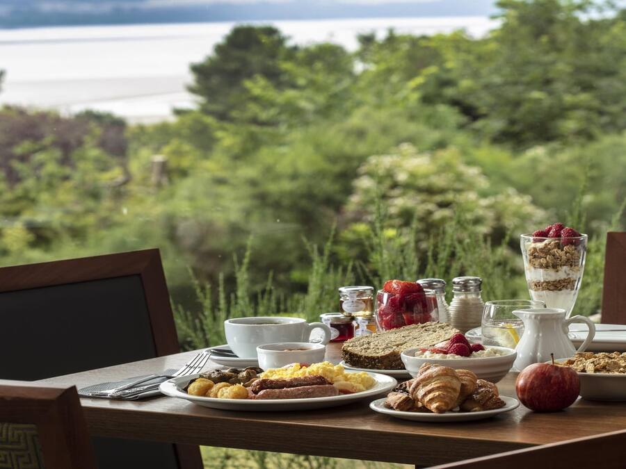 Petit déjeuner et déjeuner servis sur place, spécialités Cuisine locale