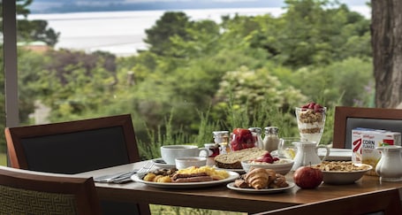 Se sirven desayunos, almuerzos y cenas; cocina local. Invercarse Hotel Dundee, BW Signature Collection