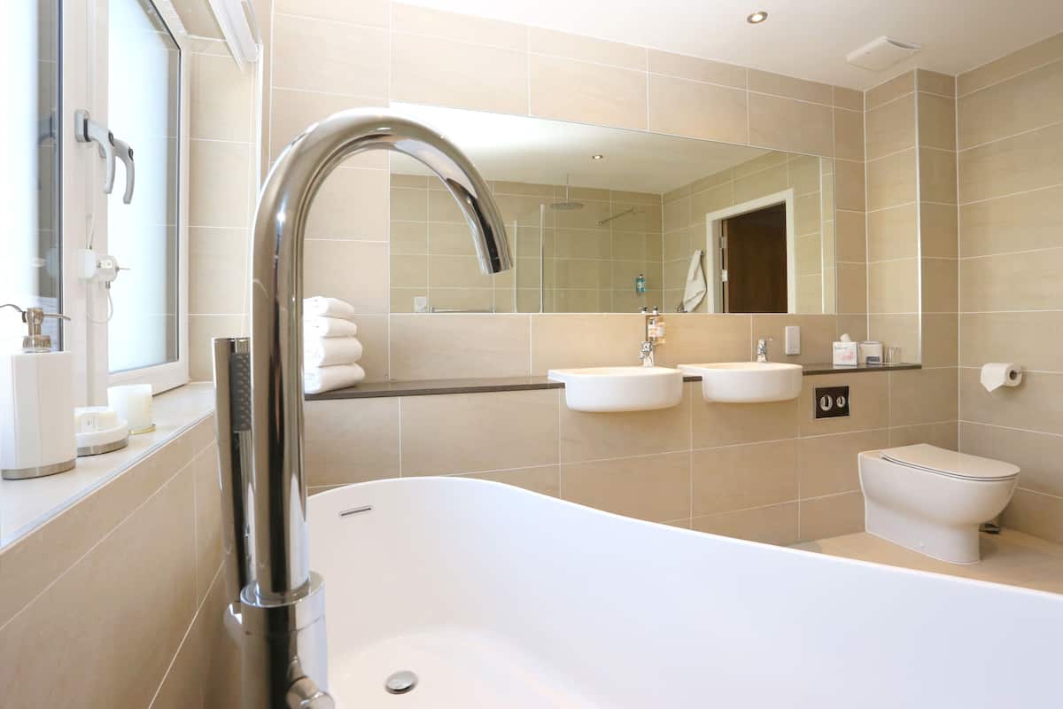 suite, 1 king bed, non smoking | bathroom | combined shower/bathtub, free toiletries, hair dryer, towels