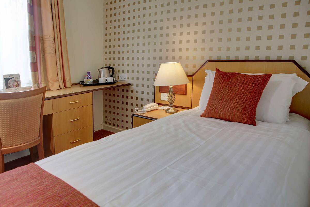 Standard Room, 1 Single Bed, Non Smoking | 1 bedroom, premium bedding, desk, laptop workspace