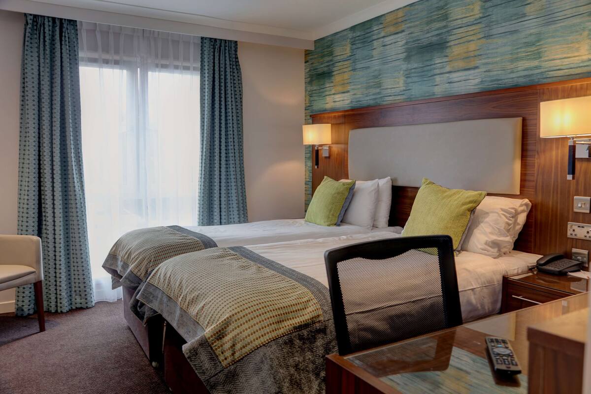 1 bedroom, premium bedding, desk, laptop workspace