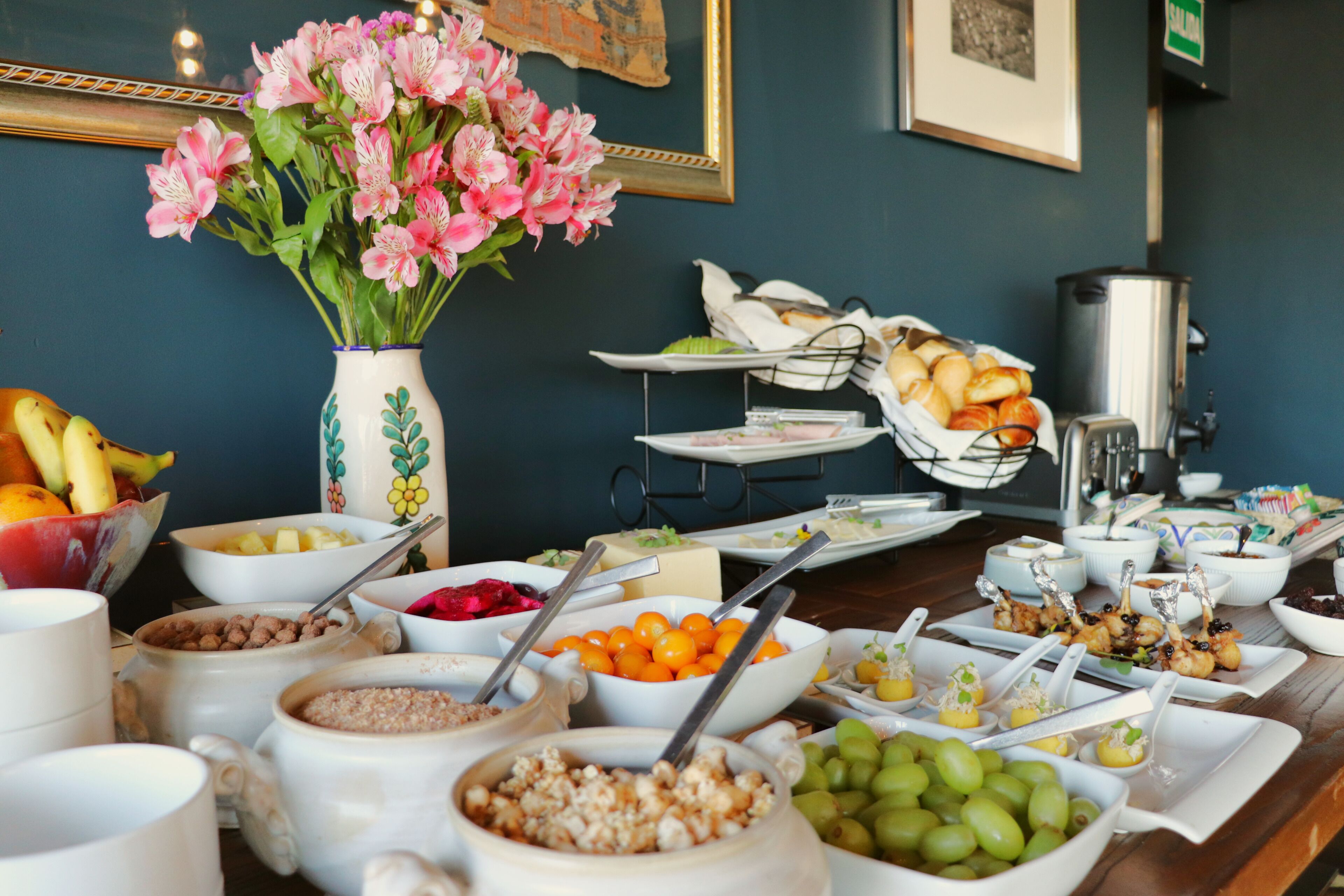 朝食 (コンチネンタル ブレックファスト)、毎日提供 (無料)