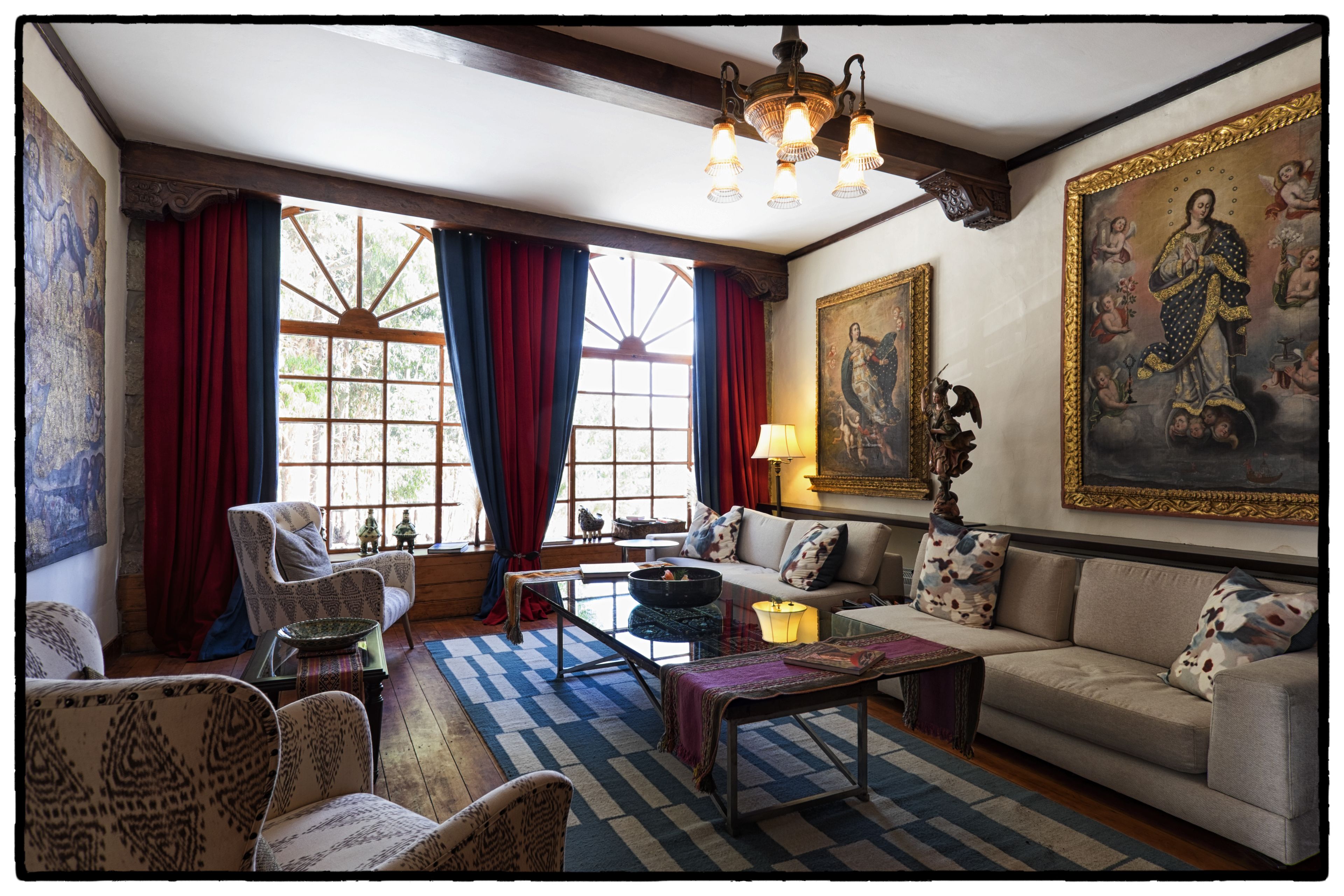 Une pièce à l’ambiance traditionnelle, avec un canapé, des fauteuils, une table basse et un tableau au mur.