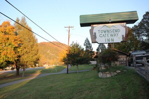 Property grounds - Townsend Gateway Inn (Townsend)