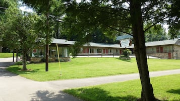 Un motel con césped verde, camino pavimentado y un letrero que dice Townsend Gateway Inn.