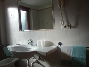 Articles de toilette (gratuits), séchoir à cheveux, bidet