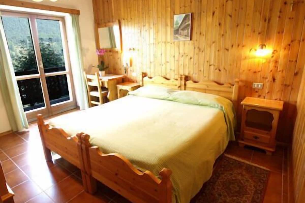 Standaard kamer, 1 twee- of 2 eenpersoonsbedden, uitzicht op bergen | Een bureau