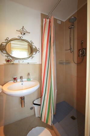 Kamar Double Standar | Kamar mandi | Shower, pengering rambut, kloset, dan handuk
