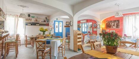 Sudah termasuk sarapan masakan setempat setiap hari