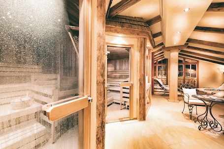 Couples treatment rooms, sauna, body treatments, deep-tissue massages