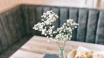 Lunch and dinner served, international cuisine