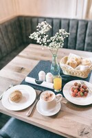 Lunch and dinner served, international cuisine