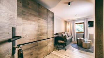 Junior Studio Suite (Frecher Flori) | Living area | 30-inch flat-screen TV with satellite channels, TV