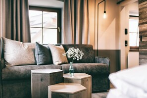 Junior Studio Suite (Frecher Flori) | Premium bedding, down comforters, in-room safe, individually decorated - Berg-Leben (Grossarl)