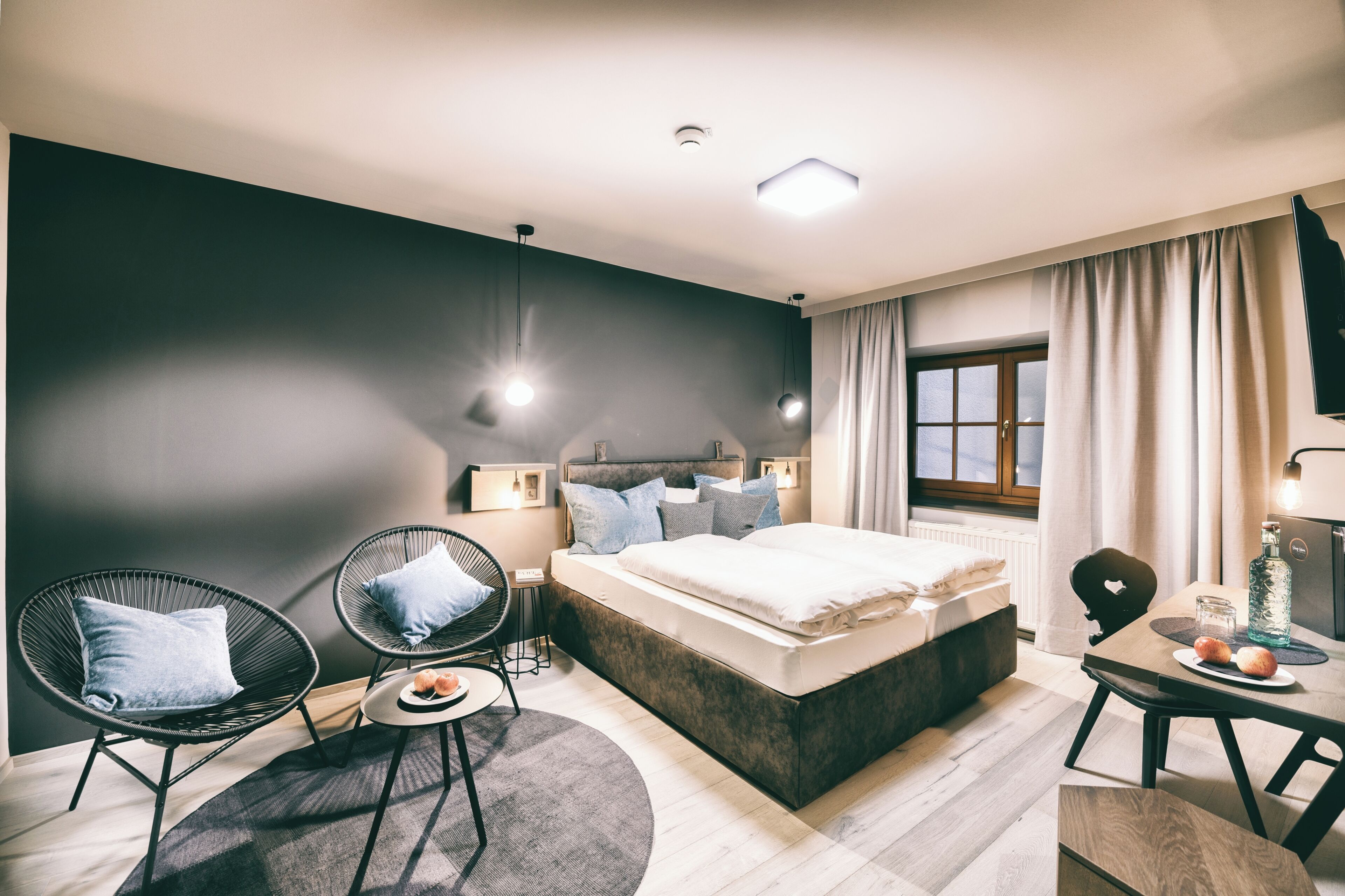 Premium bedding, down comforters, in-room safe, individually decorated