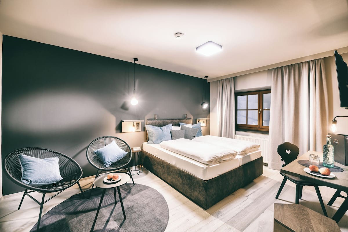 Premium bedding, down comforters, in-room safe, individually decorated