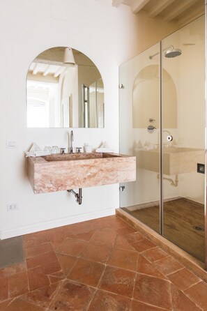 Junior suite | Badkamer | Designer toiletartikelen, een haardroger, badjassen, pantoffels