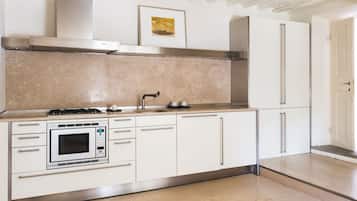 Suite, Bathtub | Private kitchen