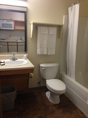 Combined shower/bathtub, free toiletries, towels