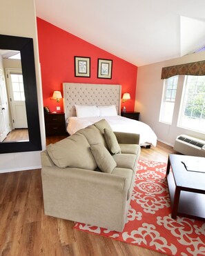 Premium bedding, iron/ironing board, rollaway beds, free WiFi - Malibu Country Inn (Malibu)