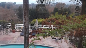 Garden View Queen Room | Buitenzwembad | Een buitenzwembad