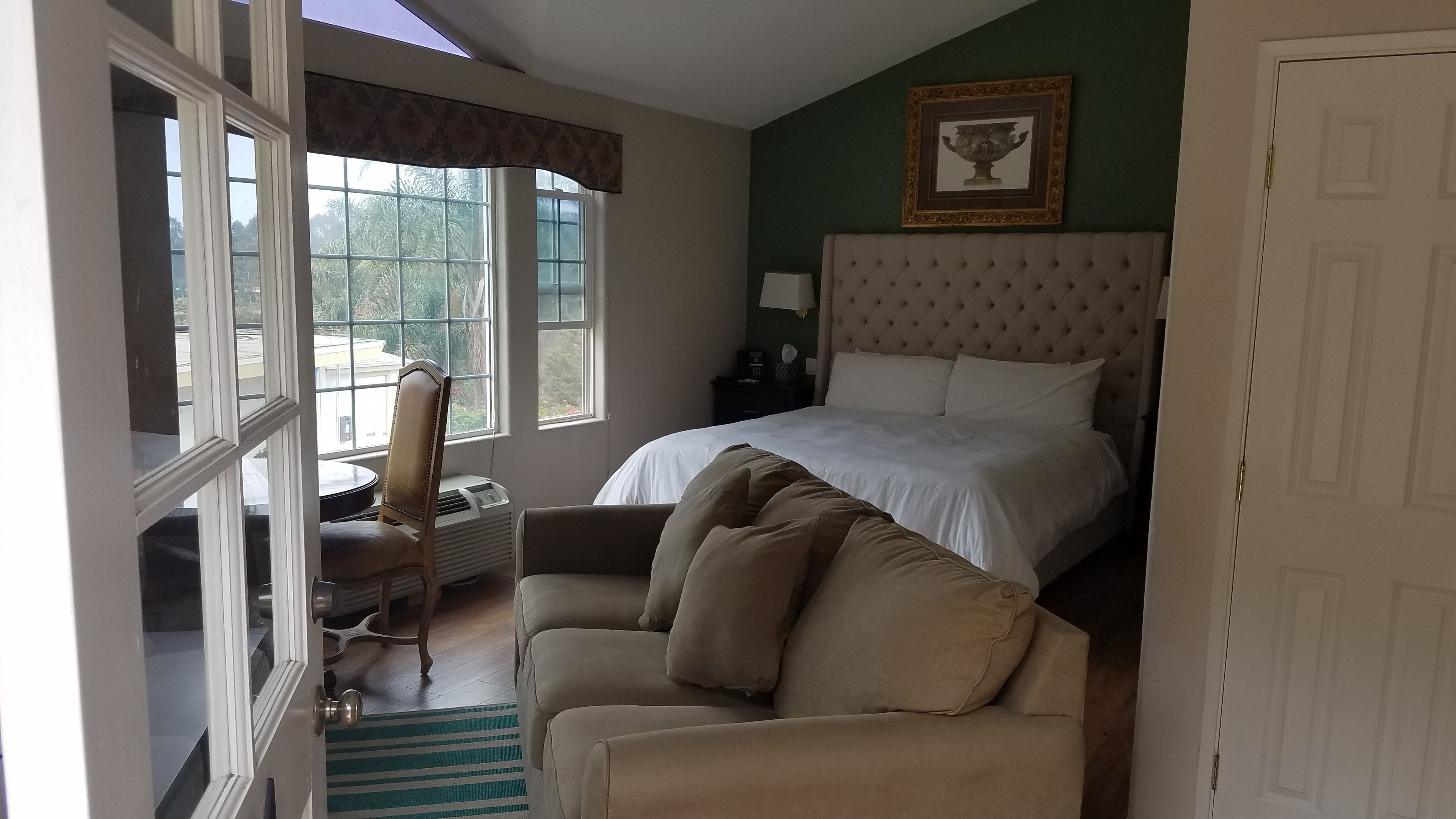 Une chambre à coucher avec un lit, une chaise, un radiateur et une fenêtre.