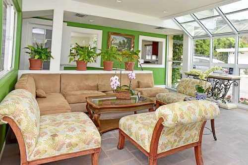 Lobby-lounge