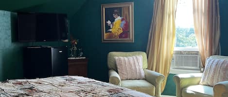 Serenity Room (1 Queen Bed) | Free WiFi, bed sheets